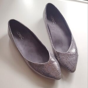 Vionic Snakeskine Flats - Size 6.5 Silver Metallic